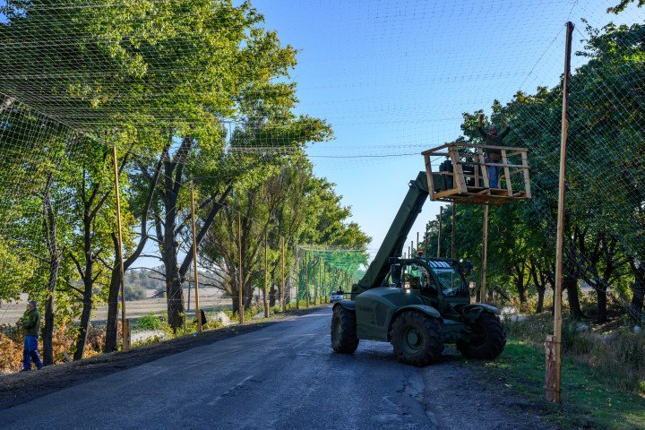 Trabajadores reparan redes antidrones que cubren las carreteras para bloquear los drones de ataque rusos en la región de Donetsk, Ucrania, el 24 de septiembre de 2025. (Fuente: Getty Images) Trabajadores reparan redes antidrones que cubren las carreteras para bloquear los drones de ataque rusos en la región de Donetsk, Ucrania, el 24 de septiembre de 2025. (Fuente: Getty Images)