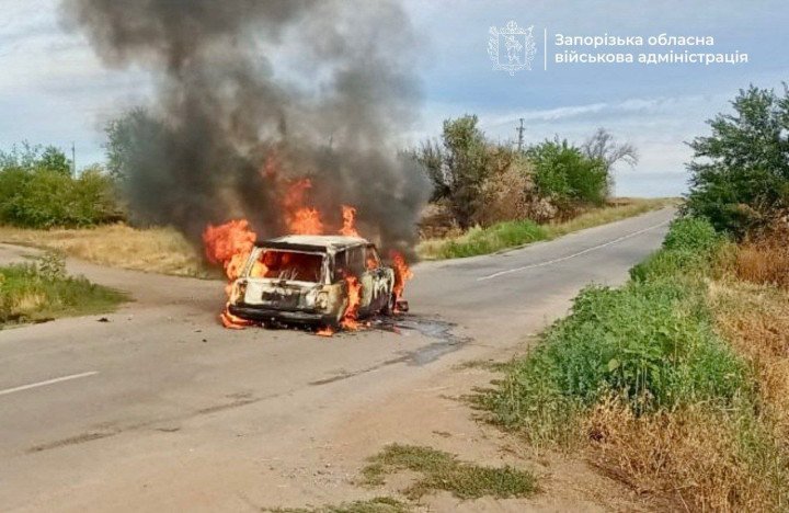Coche en llamas alcanzado por un dron FPV ruso en la comunidad de Bilenkivska, región de Zaporizhzhia. (Fuente: Administración Militar Regional de Zaporizhzhia)