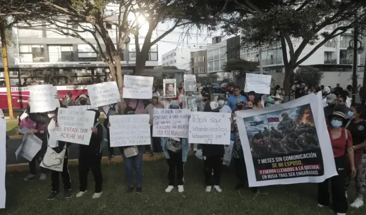 Protest outside the Russian embassy in Lima on April 30. (Source: Marco Cotrina / La República)