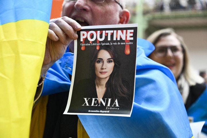 Durante la firma de ejemplares del libro Bannie de Xenia Fedorova en el Paris Book Fest 2025, ucranianos interrumpieron la firma en el Grand Palais de París el 12 de abril de 2025. (Fuente: AFP vía Getty Images)