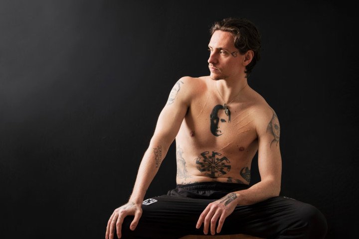 El bailarín de ballet Sergey Polunin, sancionado por la UE, conocido por exhibir un tatuaje con el rostro de Vladimir Putin y por promover públicamente narrativas prorrusas. (Foto: Linda Nylind/The Guardian)