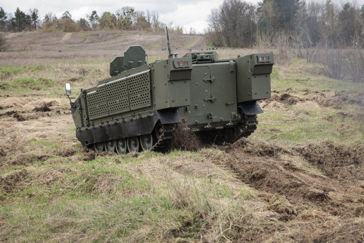 Vista frontal del blindado Skif mostrando blindaje inclinado y diseño militar de protección avanzada en Ucrania.