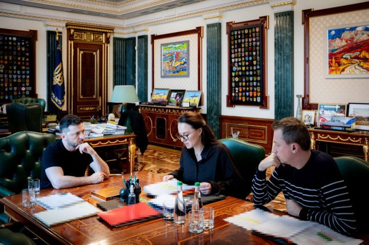 Ukraine President Volodymyr Zelenskyy meets with Prime Minister Yulia Svyrydenko and Economy Minister Oleksiy Sobolev at the Presidential Office. (Photo: Zelenskyy/Telegram)