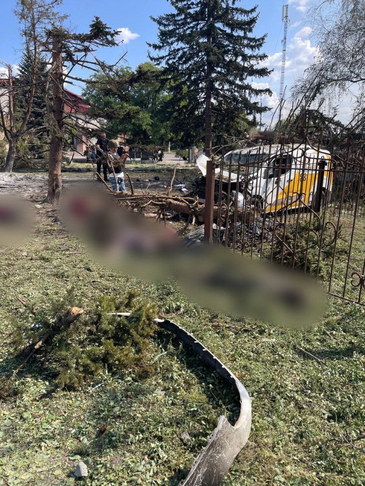 Aftermath of a Russian airstrike in Yarova, Donetsk region, showing damaged vehicles, debris, and emergency workers at the scene. (Source: Vadym Filashkin / Telegram)
