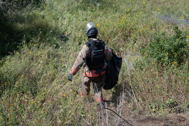 Un bombero transporta una bolsa negra con los restos de uno de los dos trabajadores ferroviarios muertos por un ataque de un dron ruso cerca de la mina de Bilozerska, en la región ucraniana de Donetsk, el 13 de julio de 2025. El impacto directo en la cabina de su tren mató instantáneamente al maquinista y al ayudante de maquinista cuando se disponían a recoger carbón, dejando sus cuerpos calcinados hasta quedar irreconocibles. Foto: Kseniia Tomchyk Un bombero transporta una bolsa negra con los restos de uno de los dos trabajadores ferroviarios muertos por un ataque de un dron ruso cerca de la mina de Bilozerska, en la región ucraniana de Donetsk, el 13 de julio de 2025. El impacto directo en la cabina de su tren mató instantáneamente al maquinista y al ayudante de maquinista cuando se disponían a recoger carbón, dejando sus cuerpos calcinados hasta quedar irreconocibles. Foto: Kseniia Tomchyk