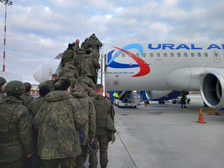 Photo of Russian soldiers on board a passenger aircraft. (Source: VK)