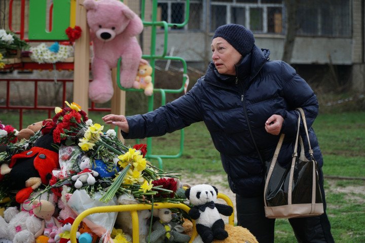Una mujer deposita flores en un memorial improvisado en un parque infantil, en honor a las víctimas del ataque con misiles rusos del 6 de abril de 2025 en Kryvyi Rih, región de Dnipropetrovsk, Ucrania. (Foto de Mykola Domashov/Suspilne Ukraine/JSC "UA:PBC"/Global Images Ukraine vía Getty Images)