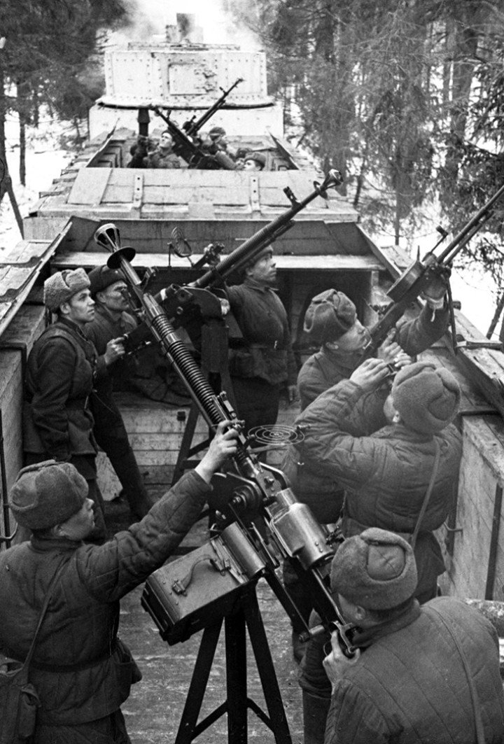 Soldados soviéticos manejan varias ametralladoras antiaéreas en un tren de defensa ferroviaria invernal. (Foto: Fuente abierta)
