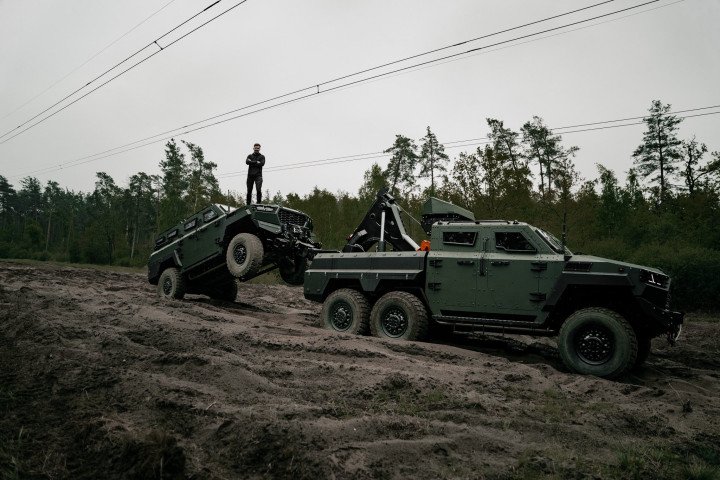 Inguar-4 armored recovery vehicle towing an Inguar-3 armored vehicle during field testing in Ukraine. (Source: Inguar Defence) Inguar-4 armored recovery vehicle towing an Inguar-3 armored vehicle during field testing in Ukraine. (Source: Inguar Defence)