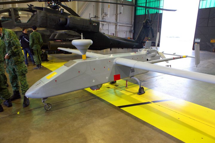Un dron de reconocimiento IAI Searcher II expuesto en un hangar militar. (Fuente: Wikimedia Commons)