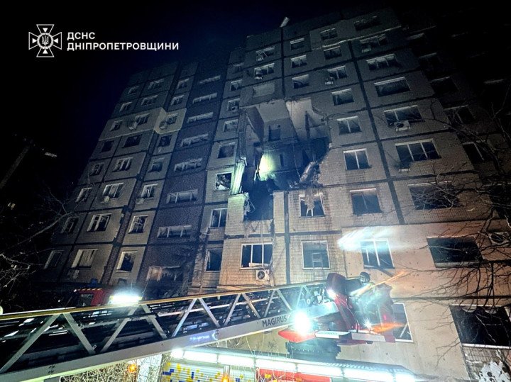 Un edificio de apartamentos de varias plantas en Dnipro presenta graves daños estructurales tras ser alcanzado por un dron ruso durante un ataque nocturno. (Fuente: Servicio Estatal de Emergencias de la Región de Dnipropetrovsk) Un edificio de apartamentos de varias plantas en Dnipro presenta graves daños estructurales tras ser alcanzado por un dron ruso durante un ataque nocturno. (Fuente: Servicio Estatal de Emergencias de la Región de Dnipropetrovsk)