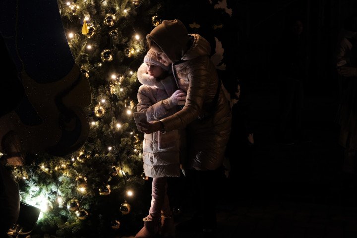 A mother and daughter by a Christmas tree in Kyiv the night Russia launches nearly 20 cruise missiles into the city. (Source: Spencer Platt/Getty Images) A mother and daughter by a Christmas tree in Kyiv the night Russia launches nearly 20 cruise missiles into the city. (Source: Spencer Platt/Getty Images)