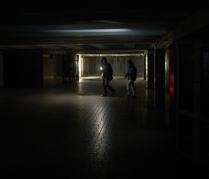 Los compradores se desplazan por un centro comercial subterráneo en Kyiv durante los continuos apagones. 18 de noviembre de 2025. Foto de Joshua Olley/UNITED24 Media.