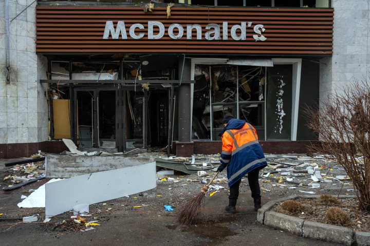 A worker clears debris outside a damaged McDonald’s in Kyiv’s Shevchenkivskyi district after an overnight Russian missile strike on January 18, 2025. (Source: Getty Images) A worker clears debris outside a damaged McDonald’s in Kyiv’s Shevchenkivskyi district after an overnight Russian missile strike on January 18, 2025. (Source: Getty Images)