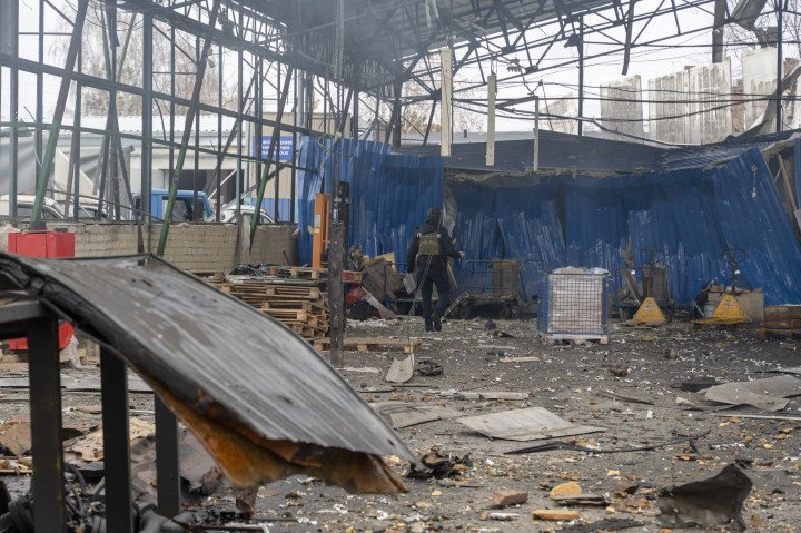 Bomberos del Servicio Estatal de Emergencias de Ucrania trabajan en las consecuencias del impacto de un dron de combate ruso Geran-2 contra un edificio de una empresa de transporte logístico cerca del centro de Kharkiv, Ucrania, el 12 de noviembre de 2025. (Foto de Serhii Masin/Anadolu vía Getty Images)