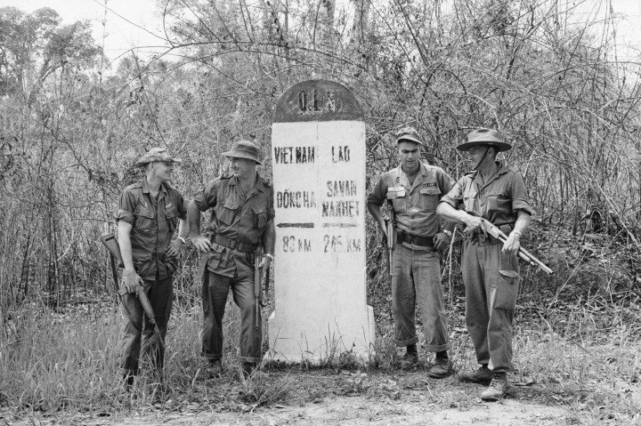21/5/1965-Khe Sanh, Vietnam del Sur: Una patrulla australiano-estadounidense descansa en el marcador de la frontera entre Laos y Vietnam del Sur. (Fuente: Getty Images) 21/5/1965-Khe Sanh, Vietnam del Sur: Una patrulla australiano-estadounidense descansa en el marcador de la frontera entre Laos y Vietnam del Sur. (Fuente: Getty Images)