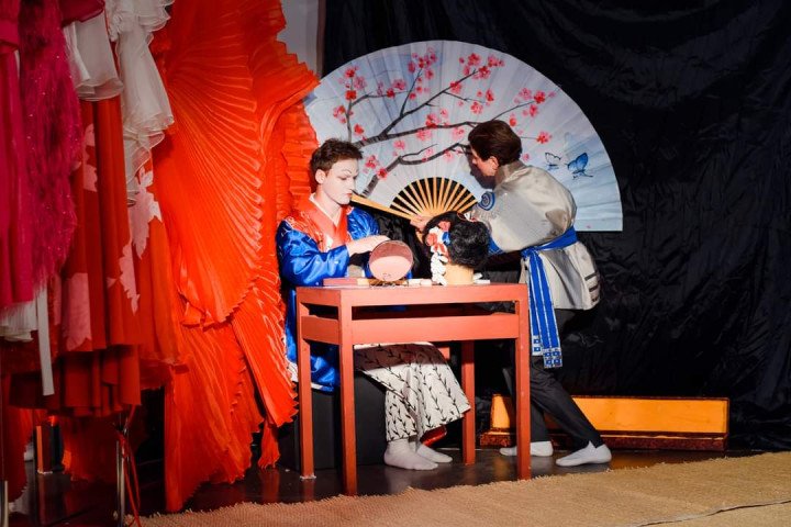 Dmytro Bratkov portraying a geisha in the play “The Angel’s Wings.” Source: Olena Krylova Dmytro Bratkov portraying a geisha in the play “The Angel’s Wings.” Source: Olena Krylova