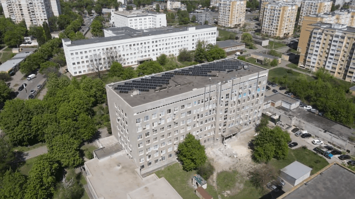 Rooftop solar panels installed on Kharkiv Regional Clinical Trauma Hospital to ensure uninterrupted power supply during blackouts. (Source: RePower Ukraine, May 2025) Rooftop solar panels installed on Kharkiv Regional Clinical Trauma Hospital to ensure uninterrupted power supply during blackouts. (Source: RePower Ukraine, May 2025)