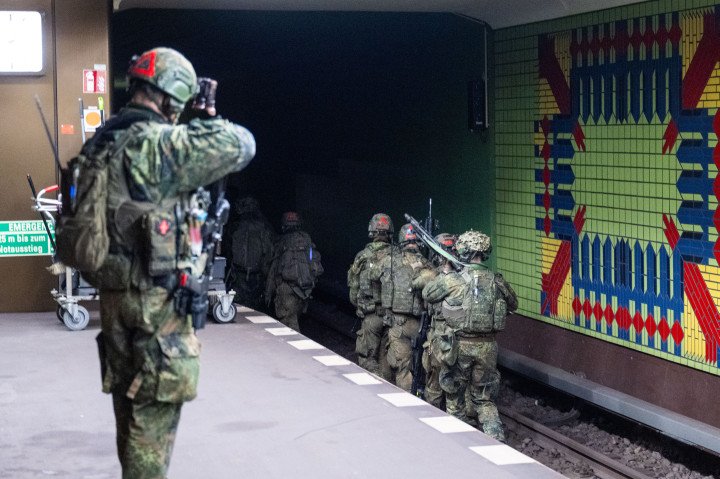 Bundeswehr soldiers enter a subway tunnel at Berlin’s Jungfernheide station during Operation “Bollwerk Bärlin,” a nighttime drill simulating a subway train attack. (Source: Getty Images)