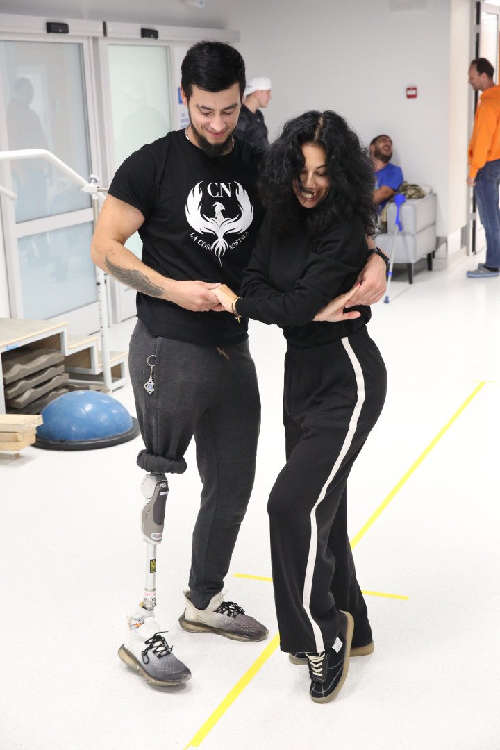 Vova aparece aquí aprendiendo a bailar salsa con un instructor. (Fuente: Marco V. Pereira @MVPicsss) Vova aparece aquí aprendiendo a bailar salsa con un instructor. (Fuente: Marco V. Pereira @MVPicsss)