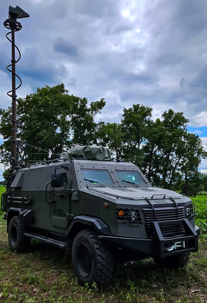 FC.K electronic warfare system mounted on a Kozak armored vehicle, equipped with a deployable antenna mast for drone signal jamming. (Source: First Contact)