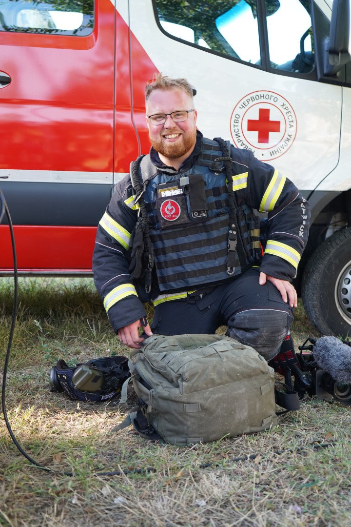 Edward Matthews taking a break while filming content for FIRE AID. (Photo: Red Cross Kyiv)