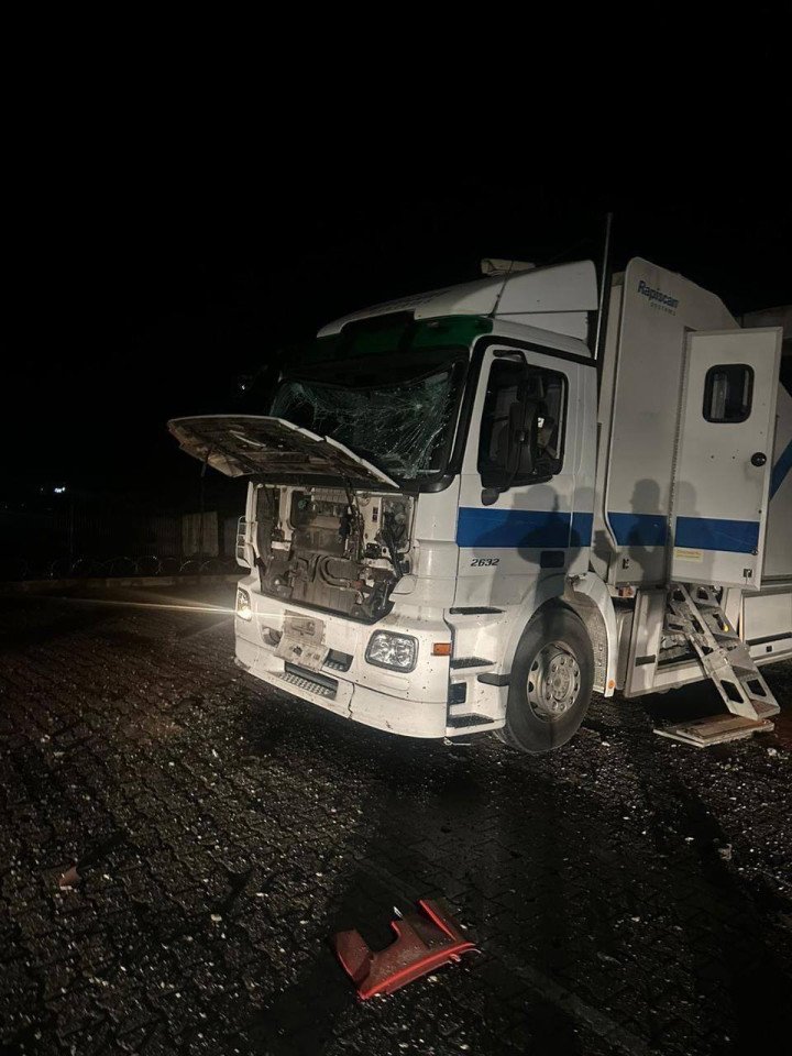 La parte delantera de un vehículo de inspección aduanera móvil muestra daños por impacto tras el ataque con drones rusos a la infraestructura del paso fronterizo de Orlivka. (Fuente: Servicio Estatal de Aduanas de Ucrania)