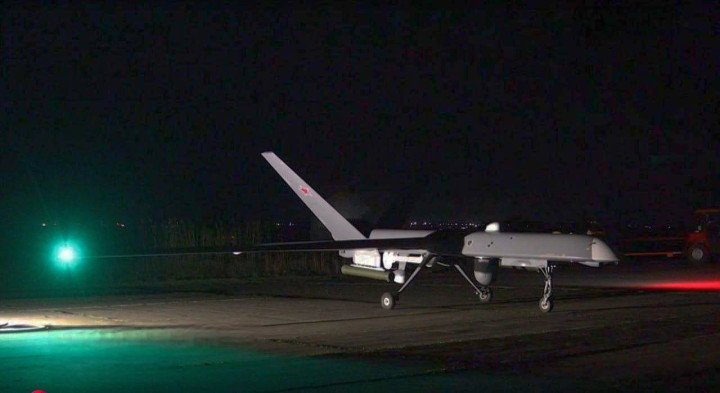 Vista lateral nocturna del UAV Orion armado, donde se aprecian sus dos misiles Kh-BPLA y la insignia de estrella roja en la cola. (Fuente: Defence Blog) Vista lateral nocturna del UAV Orion armado, donde se aprecian sus dos misiles Kh-BPLA y la insignia de estrella roja en la cola. (Fuente: Defence Blog)