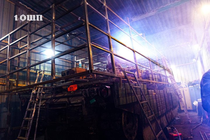 Abrams tank undergoing modifications with full cage protection and Kontakt-1 reactive armor installed along the hull and turret. (Source: 1st Separate Assault Regiment) Abrams tank undergoing modifications with full cage protection and Kontakt-1 reactive armor installed along the hull and turret. (Source: 1st Separate Assault Regiment)