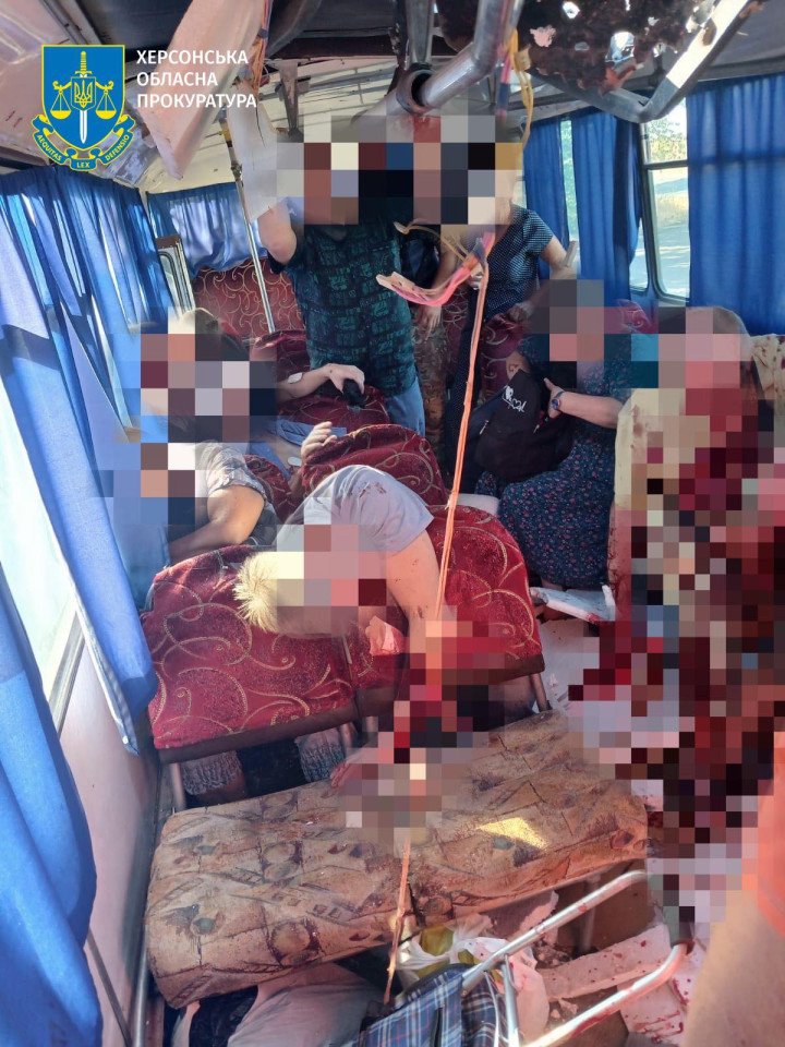 Consecuencias de un ataque con drones rusos contra un autobús de pasajeros cerca de Kherson, que causó muertos y heridos entre la población civil. (Fuente: Fiscalía Regional de Kherson)