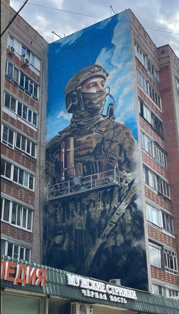 Unaltered mural in Dzerzhinsky depicting a Ukrainian soldier from Azov Brigade recruitment campaign, mistakenly presented as a Russian serviceman before public backlash. (Source: Russian media) Unaltered mural in Dzerzhinsky depicting a Ukrainian soldier from Azov Brigade recruitment campaign, mistakenly presented as a Russian serviceman before public backlash. (Source: Russian media)