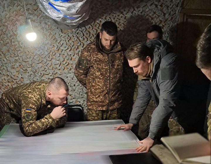 First Deputy Commander Brigadier General Vadim Gladkov during a report on the operational situation in the area of ​​responsibility of Denys Prokopenko "Redis", commander of the 12th Special Forces Brigade "Azov" of the NGU. February 10, 2025 in the Donetsk region. Photo Courtesy of NGU