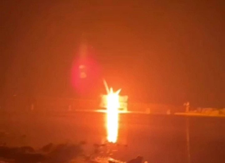 Explosion lights up the night sky as a Russian strike hits the Kryukiv bridge in Kremenchuk, September 7, 2025. (Photo: Open source)