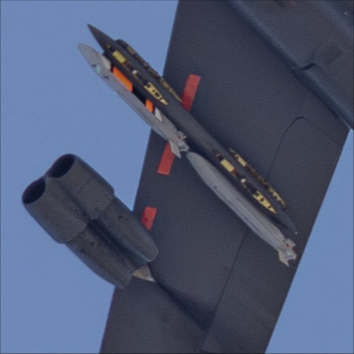 Posible misil de crucero AGM-181A LRSO avistado bajo el ala de un B-52H. (Fuente: @lookunderocks, Instagram) Posible misil de crucero AGM-181A LRSO avistado bajo el ala de un B-52H. (Fuente: @lookunderocks, Instagram)