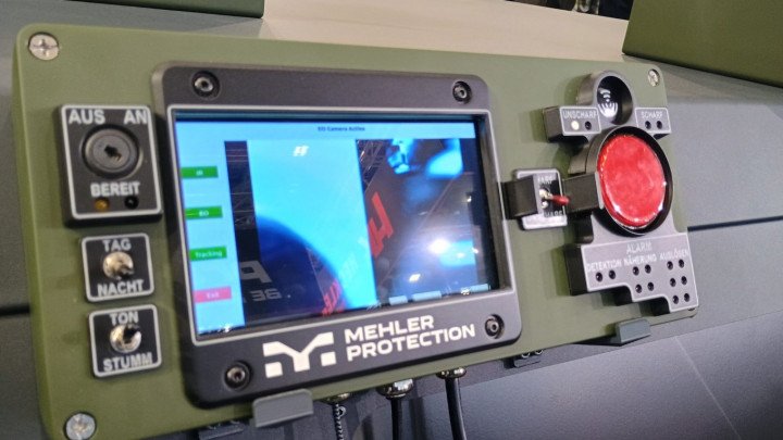 Control console of the SCILT system installed inside the vehicle where the active protection system is integrated. (Source: Militaer Aktuell) Control console of the SCILT system installed inside the vehicle where the active protection system is integrated. (Source: Militaer Aktuell)
