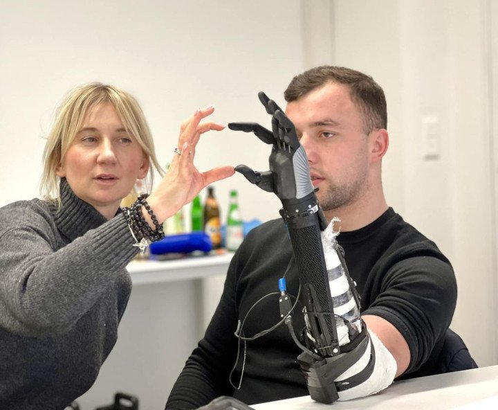 En la imagen, un receptor de prótesis realiza un ejercicio de motricidad fina en el Centro de Superhumans de Lviv con la Directora General del centro, Olga Rudnieva (Fuente: Atlantic Council) En la imagen, un receptor de prótesis realiza un ejercicio de motricidad fina en el Centro de Superhumans de Lviv con la Directora General del centro, Olga Rudnieva (Fuente: Atlantic Council)