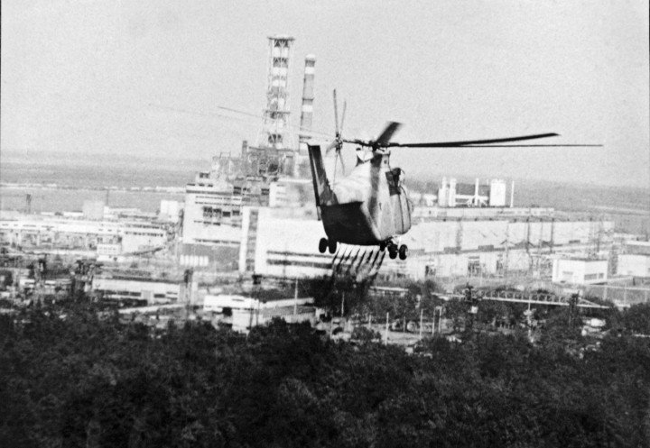 A helicopter drops sand and boron over the burning reactor, spring 1986. Photo: Open source
