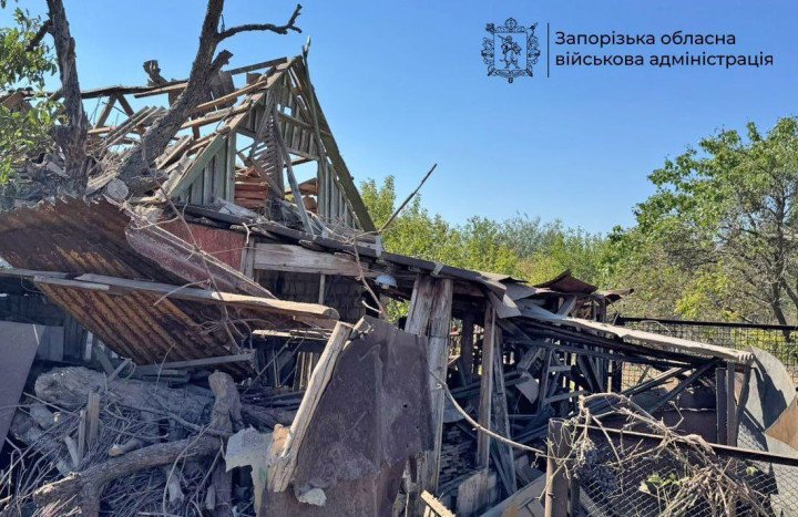 Un edificio residencial destruido en Zaporizhzhia tras los ataques rusos del 20 de septiembre, que tuvieron como objetivo zonas civiles y causaron la muerte de tres personas. (Fuente: Administración Militar Regional de Zaporizhzhia)