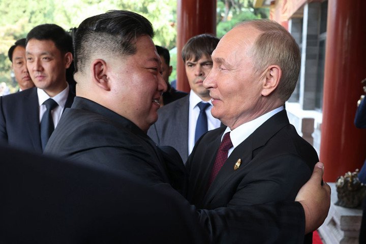 El presidente ruso, Vladímir Putin, saluda al líder supremo de Corea del Norte, Kim Jong-un. Foto de Contributor/Getty Images. El presidente ruso, Vladímir Putin, saluda al líder supremo de Corea del Norte, Kim Jong-un. Foto de Contributor/Getty Images.
