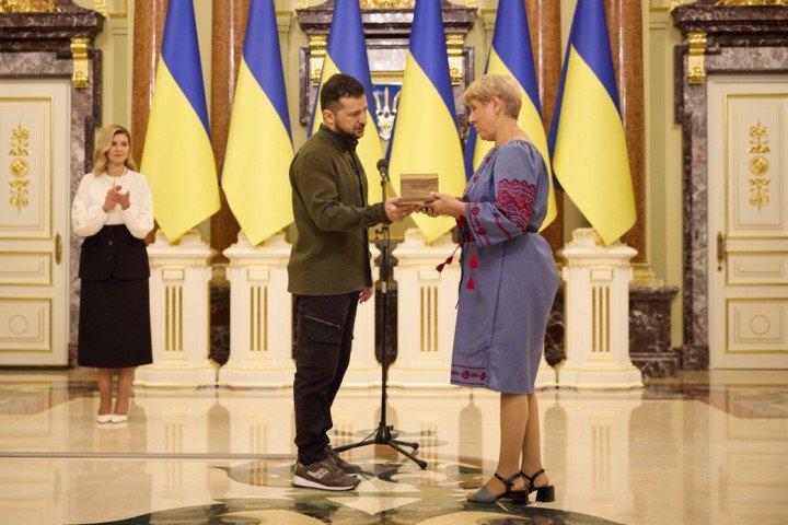 Anna receiving the National Legend of Ukraine award from Zelenskyy (Source: Melitopol State Education Institution) Anna receiving the National Legend of Ukraine award from Zelenskyy (Source: Melitopol State Education Institution)