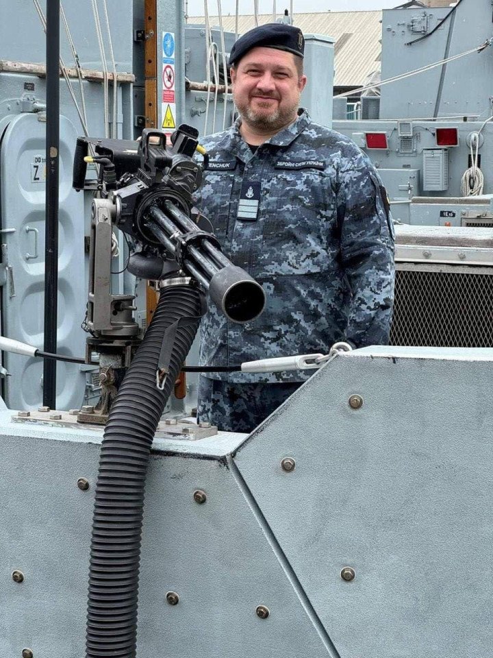 Spokesman of the Navy of the Armed Forces of Ukraine, Lieutenant Commander Dmytro Pletenchuk, with an M134 Minigun on a Ukrainian Navy Sandown-class minehunter, two ships of that class were transferred by the British Royal Navy. (Source: Reddit)