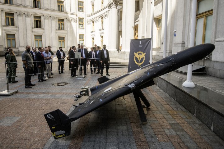 Ukrainian Foreign Minister Andrii Sybiha shows Israeli Foreign Minister Gideon Saar a Russian suicide drone Geran-2, a copy of an Iranian-made Shahed-136 (Photo by Maxym Marusenko/NurPhoto via Getty Images) 