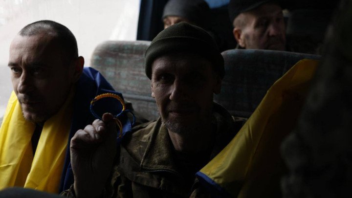 A Ukrainian soldier holds a woven bracelet in the colors of the national flag—a symbol of resilience and the struggle of those who endured captivity. (Source: Volodymyr Zelenskyy / Telegram) A Ukrainian soldier holds a woven bracelet in the colors of the national flag—a symbol of resilience and the struggle of those who endured captivity. (Source: Volodymyr Zelenskyy / Telegram)