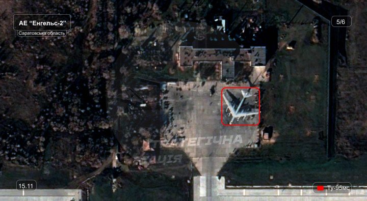 Un bombardero estratégico ruso Tu-95MS está estacionado cerca de los edificios administrativos en la sección norte del aeródromo. (Fuente: Aviación Estratégica de Rusia) Un bombardero estratégico ruso Tu-95MS está estacionado cerca de los edificios administrativos en la sección norte del aeródromo. (Fuente: Aviación Estratégica de Rusia)