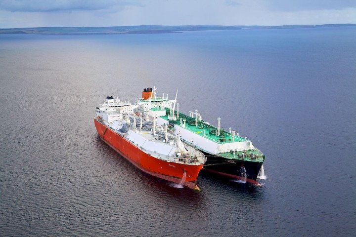 Dos petroleros realizan una operación de transferencia de crudo de barco a barco (STS, por sus siglas en inglés), conectados mediante mangueras especializadas en aguas internacionales. Imagen ilustrativa. (Fuente: ElefShipAgent)