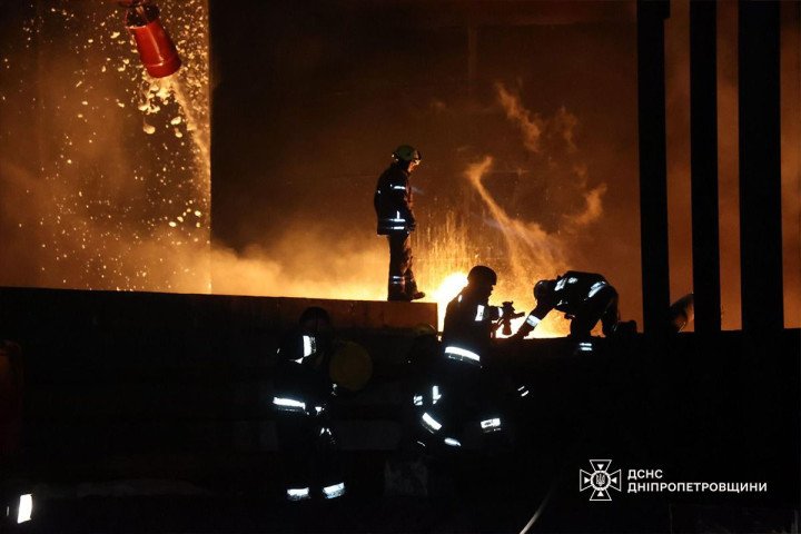 Rescue workers battle a major fire at an infrastructure site in Dnipropetrovsk region after the mass Russian strike. (Source: State Emergency Service of Ukraine)