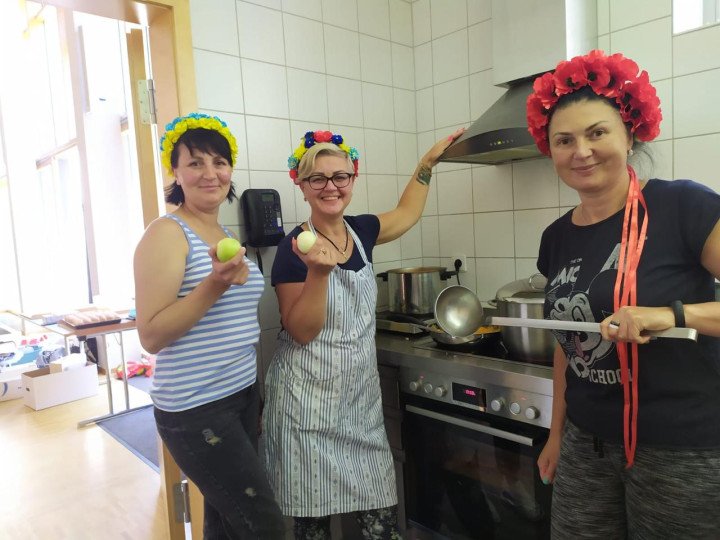 Maryna cooking borscht at a Ukrainian community event in Tübingen, Germany. (Source: Maryna's personal archive.)