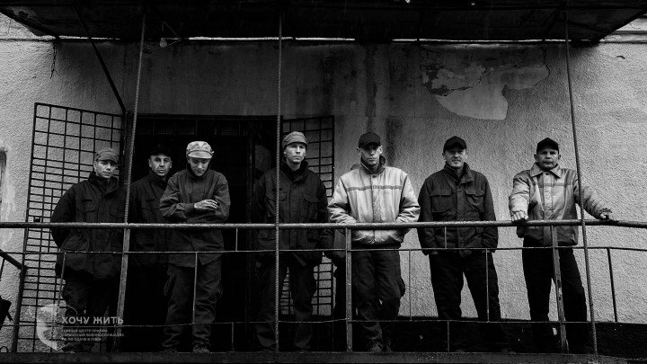 Prisioneros de guerra rusos en el balcón de un centro de detención ucraniano. Ucrania respeta el derecho internacional humanitario en el trato que da a los prisioneros de guerra. Fuente: Proyecto del Gobierno ucraniano «Quiero vivir».