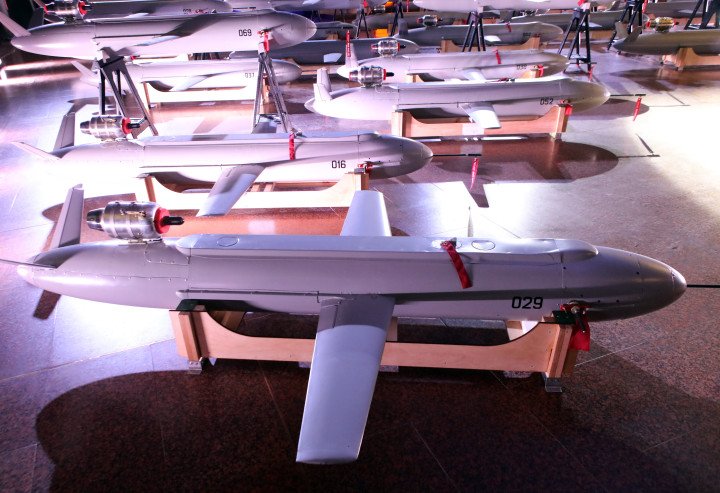 En Kyiv, Ucrania, el 6 de diciembre de 2024, se muestran drones misilísticos de largo alcance Peklo (Infierno) durante la entrega del primer lote a las Fuerzas de Defensa en el Día de las Fuerzas Armadas de Ucrania. (Fuente: Getty Images) En Kyiv, Ucrania, el 6 de diciembre de 2024, se muestran drones misilísticos de largo alcance Peklo (Infierno) durante la entrega del primer lote a las Fuerzas de Defensa en el Día de las Fuerzas Armadas de Ucrania. (Fuente: Getty Images)