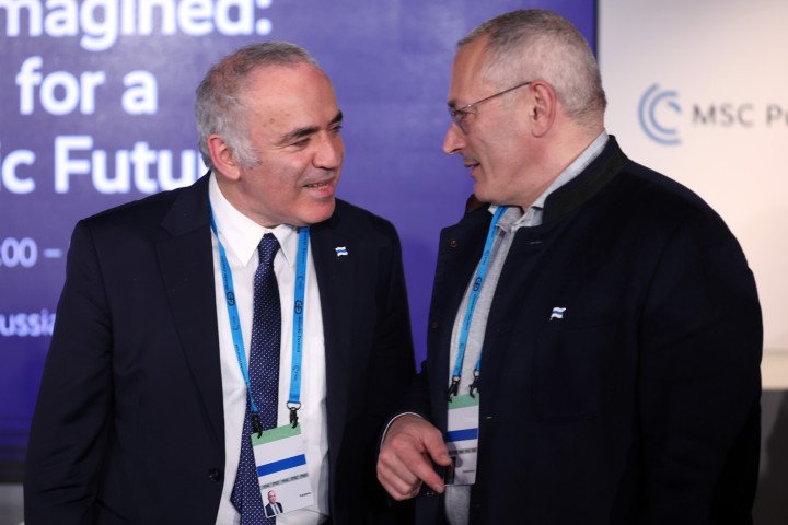 Russian opposition activists Garry Kasparov and Mikhail Khodorkovsky. Photo by Johannes Simon/Getty Images.